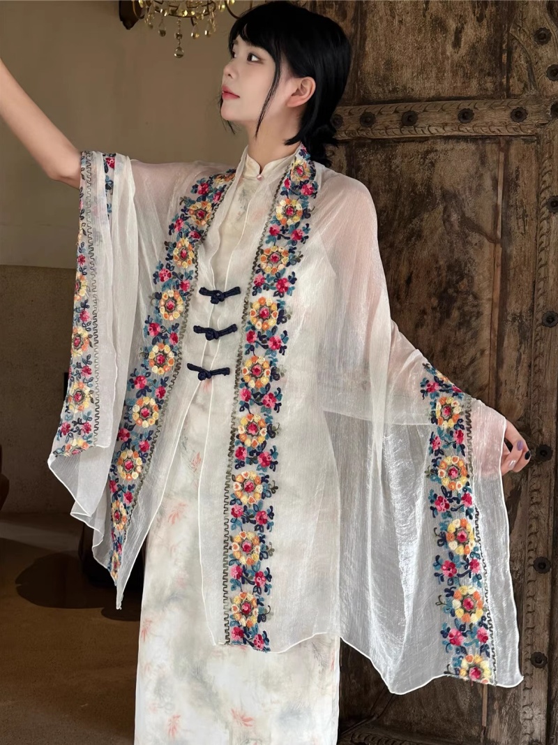 Ethnic Fashion Photography - Nowa letnia narzutka z haftem kwiatowym